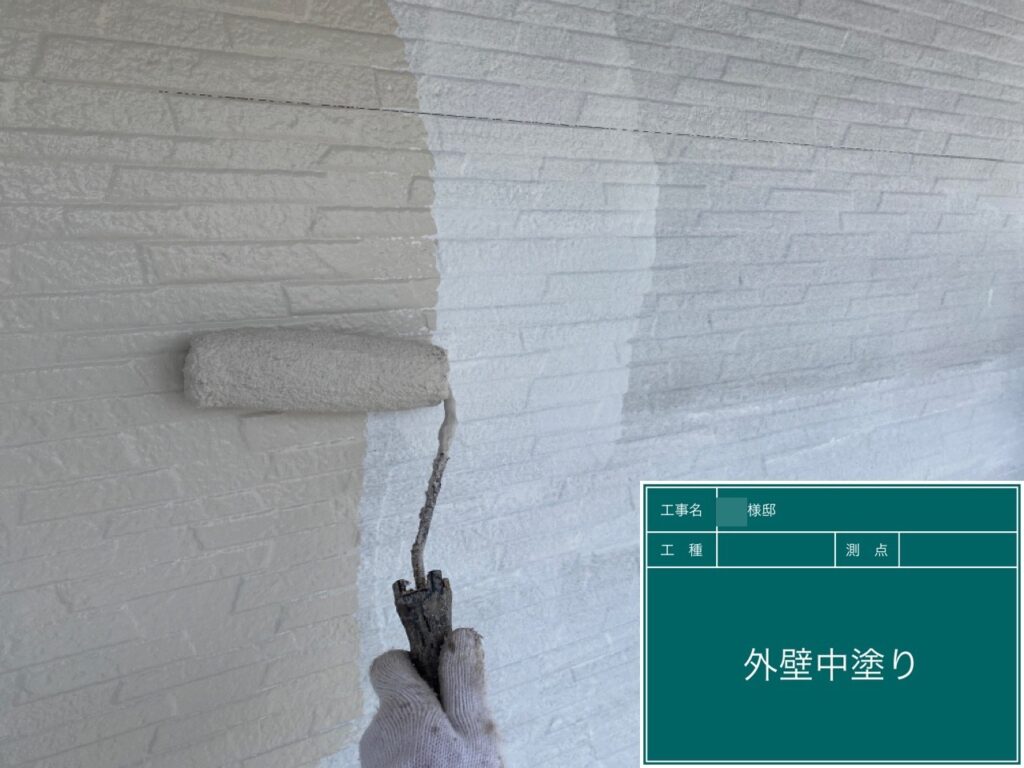 中塗りを行います。