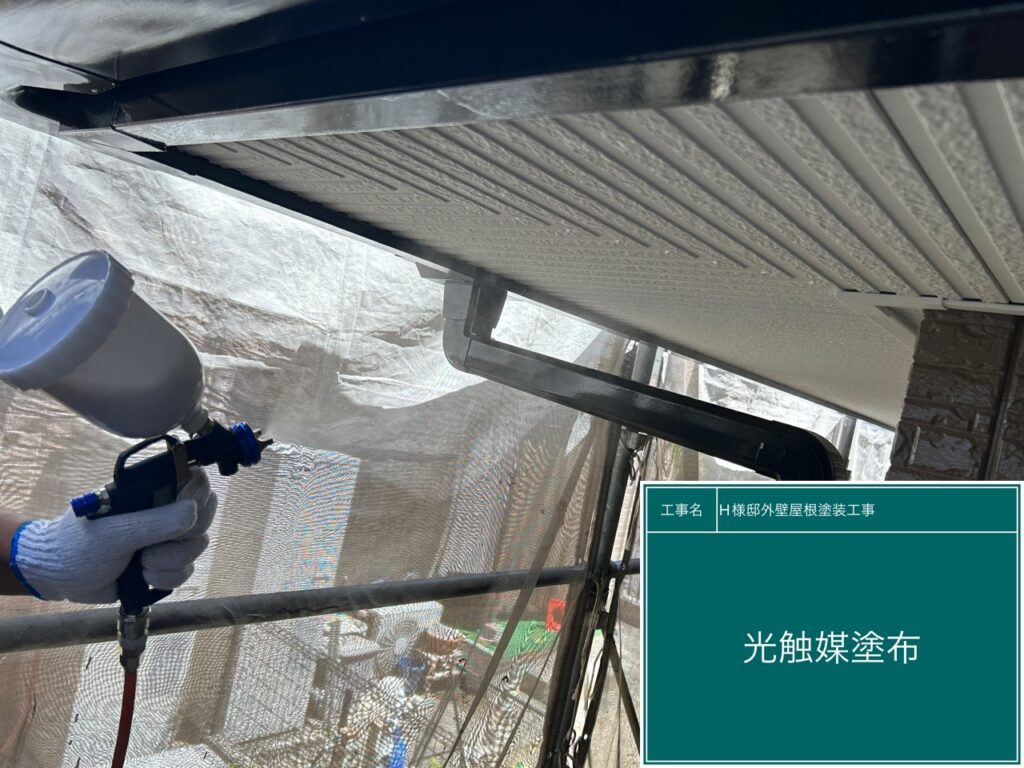 軒天に仕上げ材のクリスタルシーズン®を塗布します。