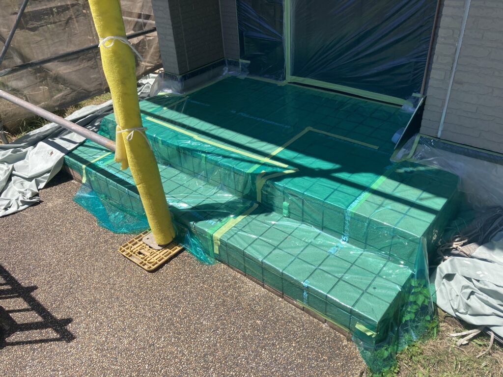 開口部に養生を設置します。