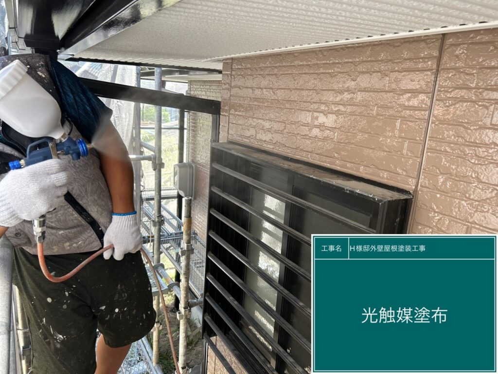 仕上げ材のクリスタルシーズン®を壁に塗布します。