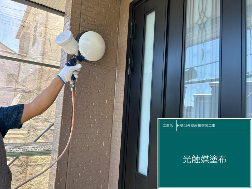 仕上げ材のクリスタルシーズン®を玄関に塗布します。