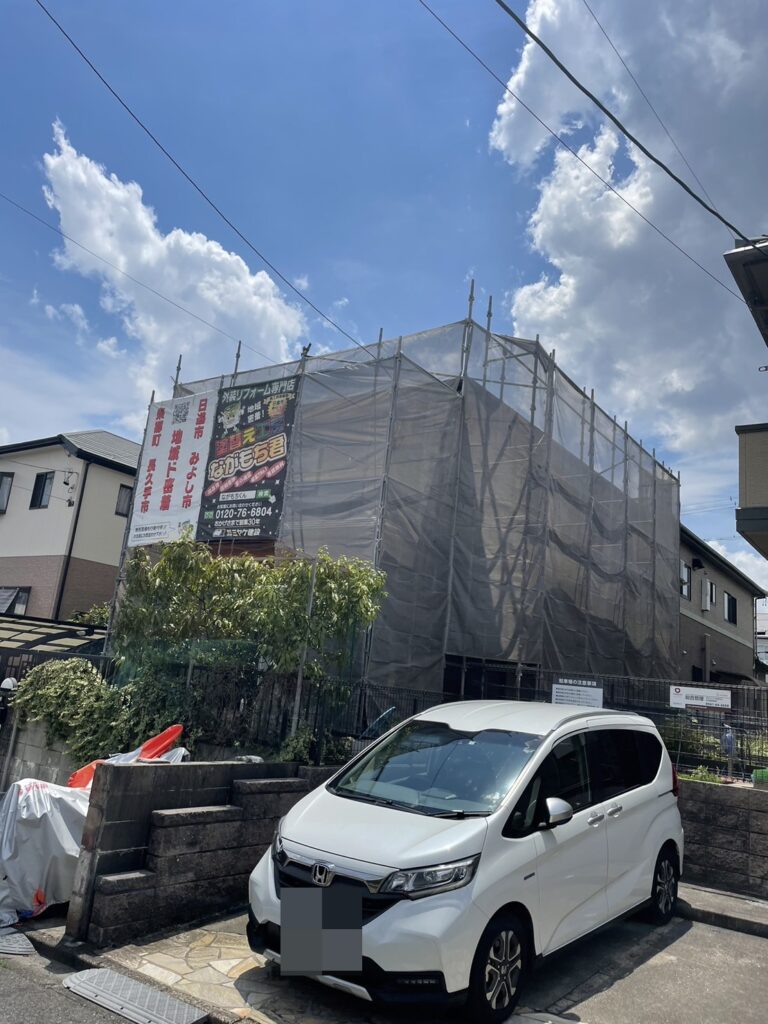 足場架けとメッシュシートを設置します。<br />
メッシュシートを設置することで塗料などが飛散することを防ぎます。