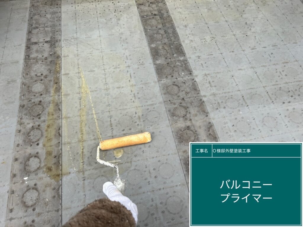 ベランダ床にウレアックスHG専用プライマーを塗布します。