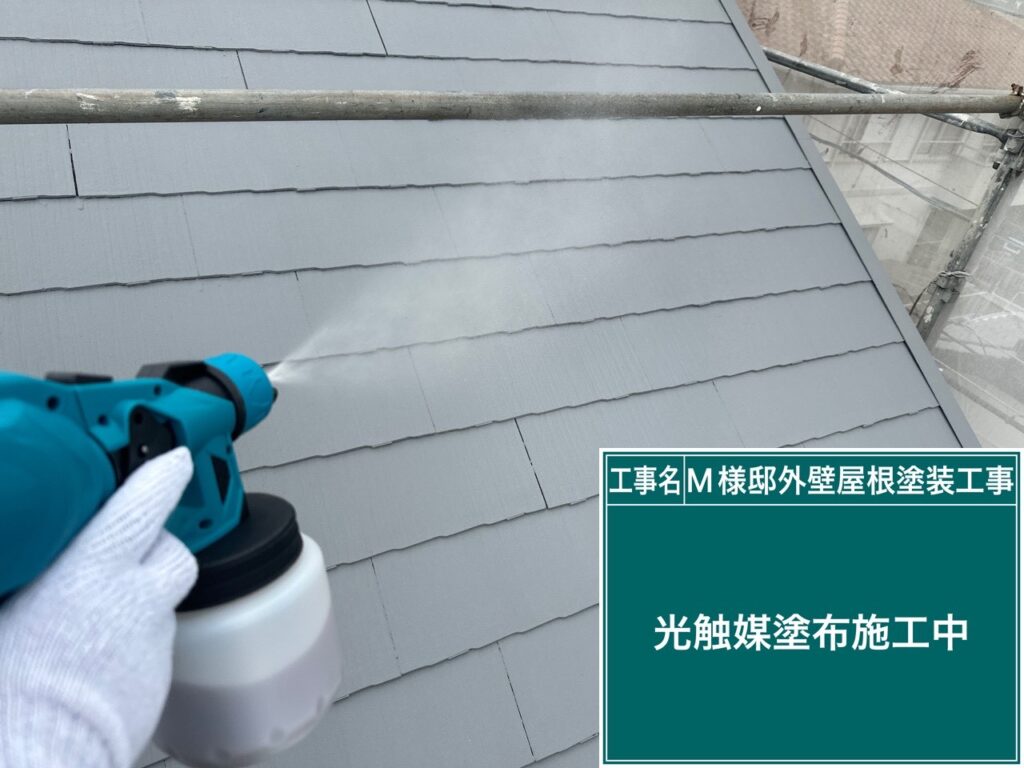 屋根に仕上げ材の光触媒プロテクトコーティング（クリスタルシーズンtg）を塗布します。