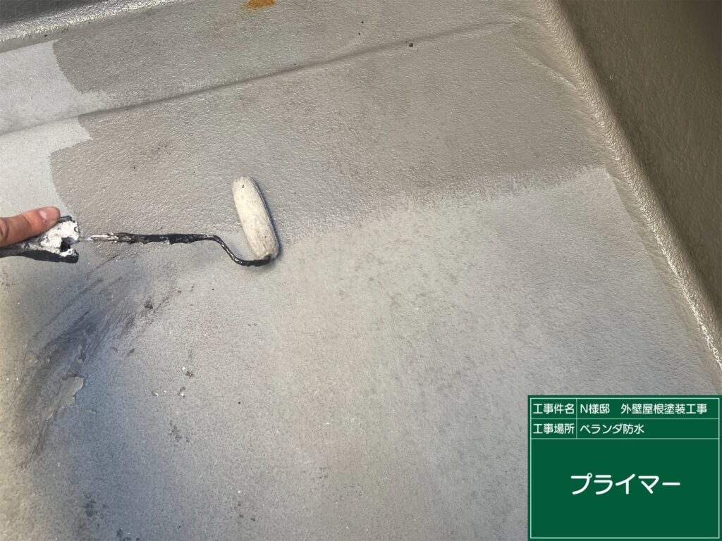 ベランダ床にウレアックスHG専用プライマーを塗布します。