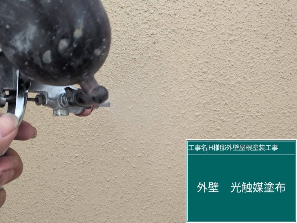 外壁に仕上げ材の光触媒プロテクトコーティング（クリスタルシーズンtg）を塗布します。