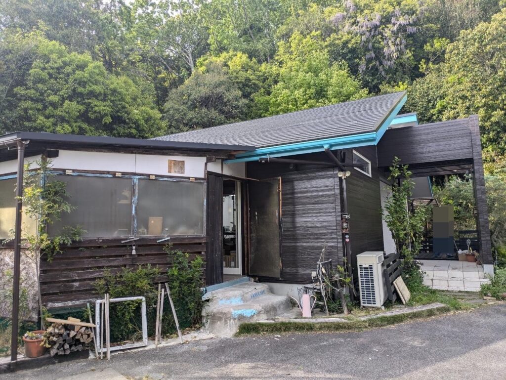 破風と雨樋のブルーの配色が全体を引き締めてくれました。