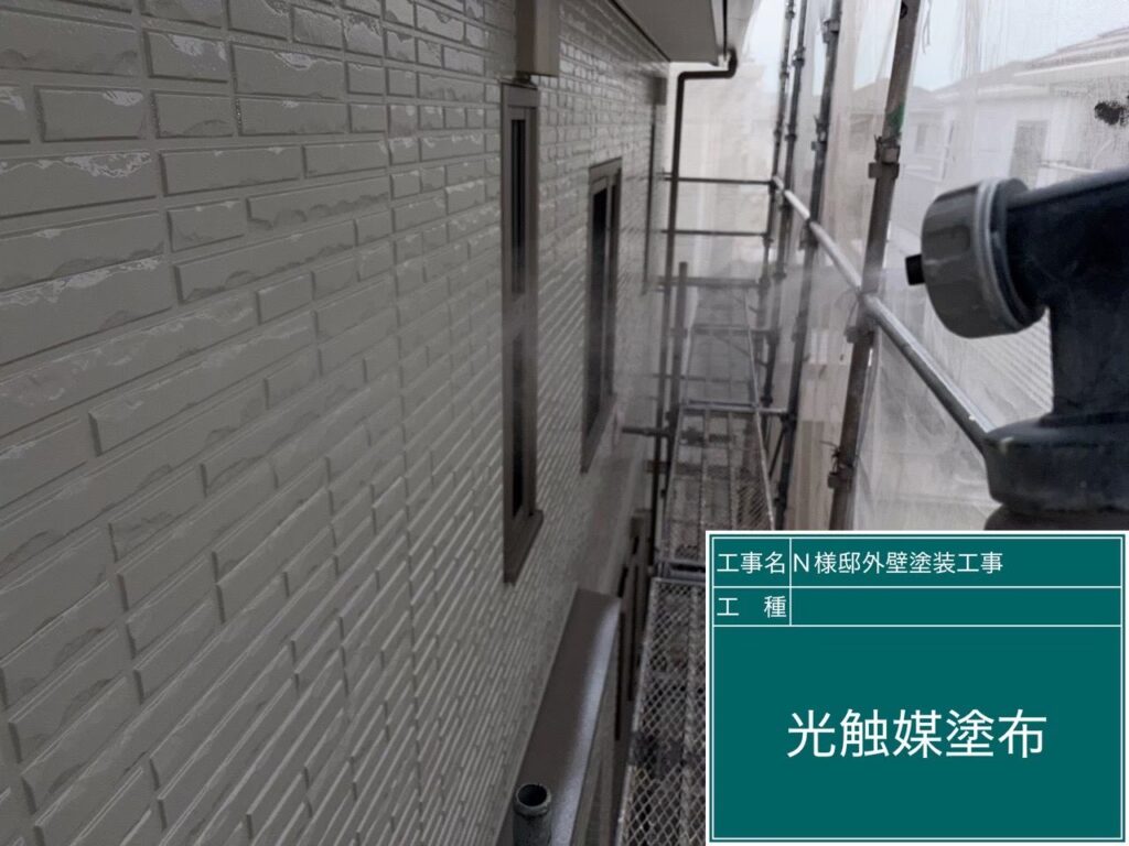 窓回りに仕上げ材の光触媒プロテクトコーティング（クリスタルシーズンtg）を塗布します。