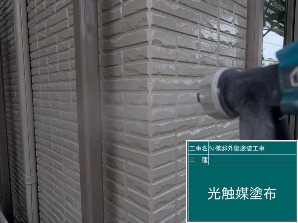 樋に仕上げ材の光触媒プロテクトコーティング（クリスタルシーズンtg）を塗布します。
