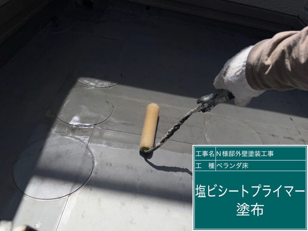 塩ビシートに専用プライマーを塗布します。